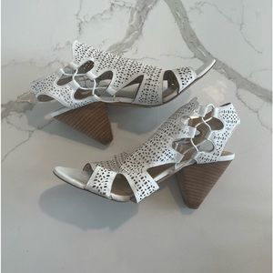 Vince Camuto White Sandal Size 9